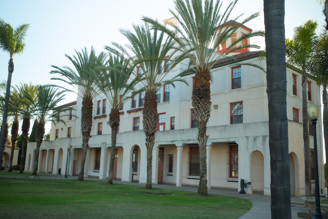 🟡Douglas Emmett closes >$1B multi-asset refinance across Southern California & Hawaii