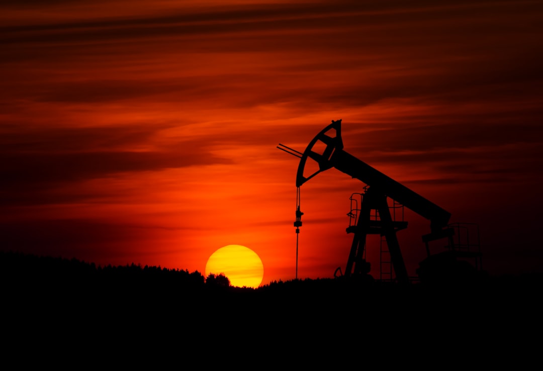 ⚫️Oil Rebounds on Sanctions Risk—Hotels See Margin Breather Amid Volatility